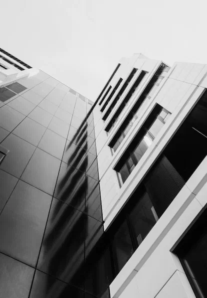 Schwarz-weiß-Aufnahme einer modernen Bürofassade